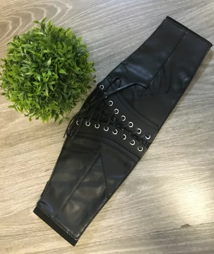 Fekete műbőr fűzős gumis öv hátul patentos