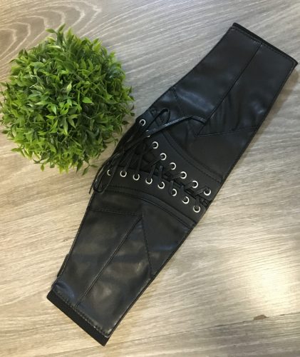 Fekete színű műbőr fűzős gumis öv hátul patentos