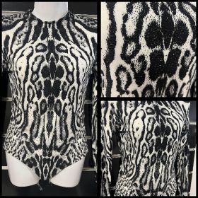 Fekete fehér színű párduc mintás body