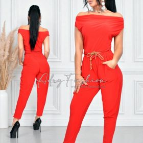 Piros színű kámzsás overál