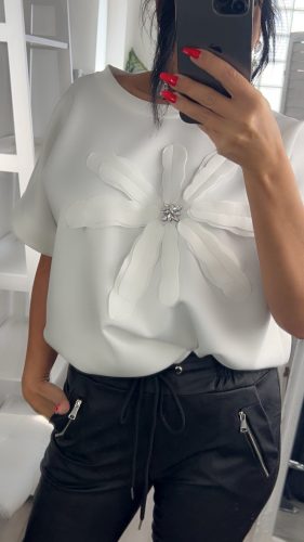 LILI Fehér színű virág díszes strassz köves felső tunika