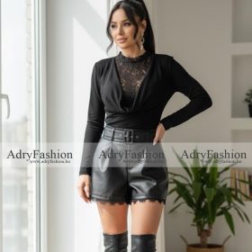 Lola Fekete színű csipke díszes kámzsás BODY