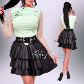 Zöld színű bordás csipke ujjú felső rózsa brossal