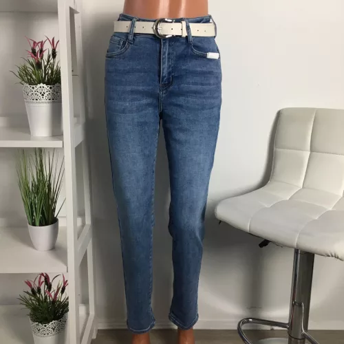 Közép Kék koptatott MOM FIT farmernadrág fehér övvel