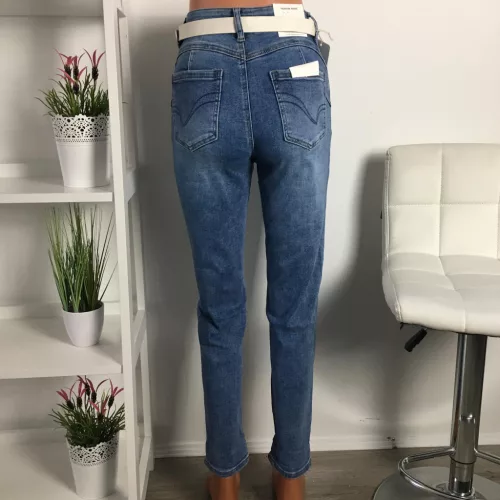 Közép Kék koptatott MOM FIT farmernadrág fehér övvel