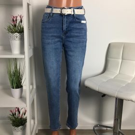 Kék koptatott MOM FIT farmernadrág fehér övvel