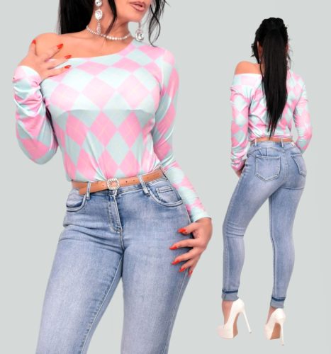 Világoskék enyhén koptatott push up farmernadrág övvel