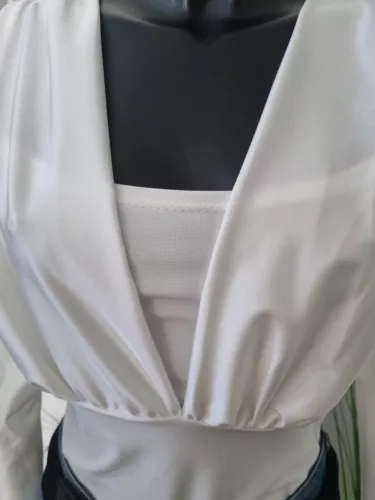 Mandy fehér színű fényes body nyakpánttal