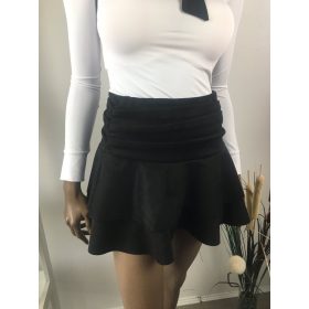 Fekete színű loknis shortos szoknya öv nélkül