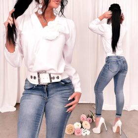   Fehér színű lenge selyem átlapolt blúz rózsa brossokkal