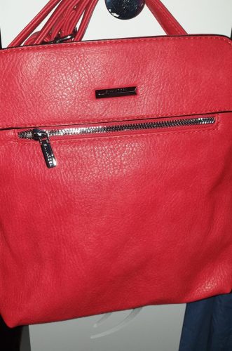 Piros színű csini oldaltáska