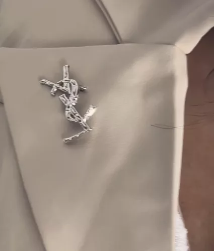 Bézs színű csini  blézer brossal 