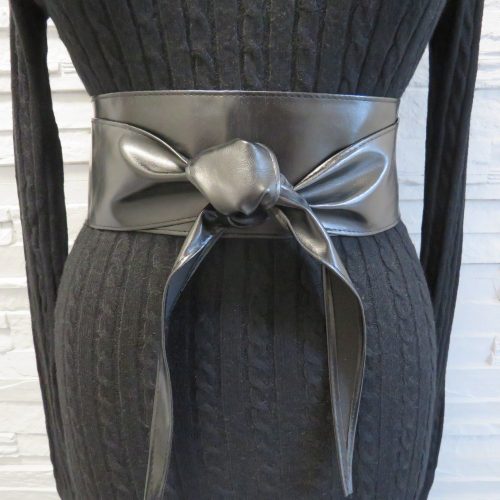 Fekete színű műbőr széles megköthető öv