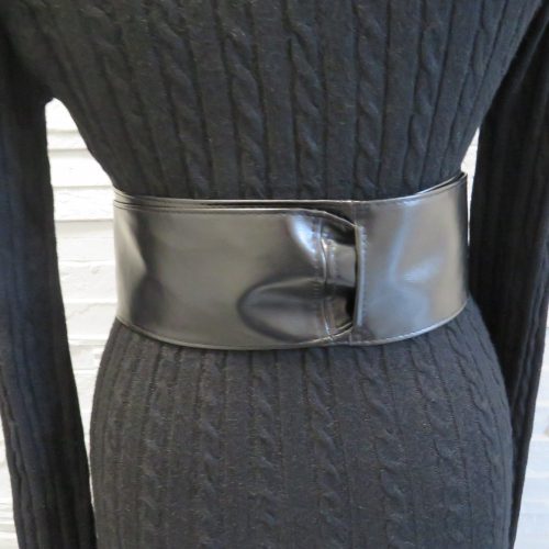 Fekete színű műbőr széles megköthető öv