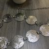 Ezüst színű tallér mintázatú derék lánc öv
