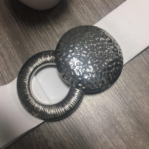 Fehér színű széles gumis öv kerek körcsattal