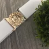 Fehér színű gumis öv arany színű oroszlánfej alakú csattal 